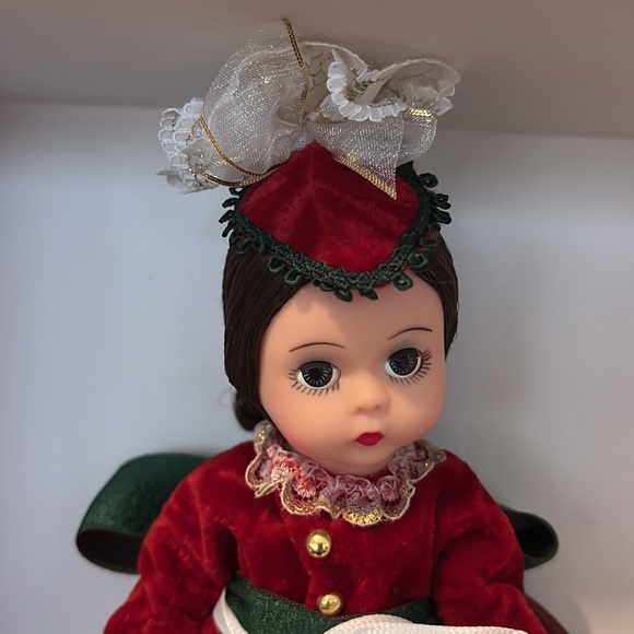 Madame Alexander's 8" Victorian Christmas #19970 - Picture 2 of 10